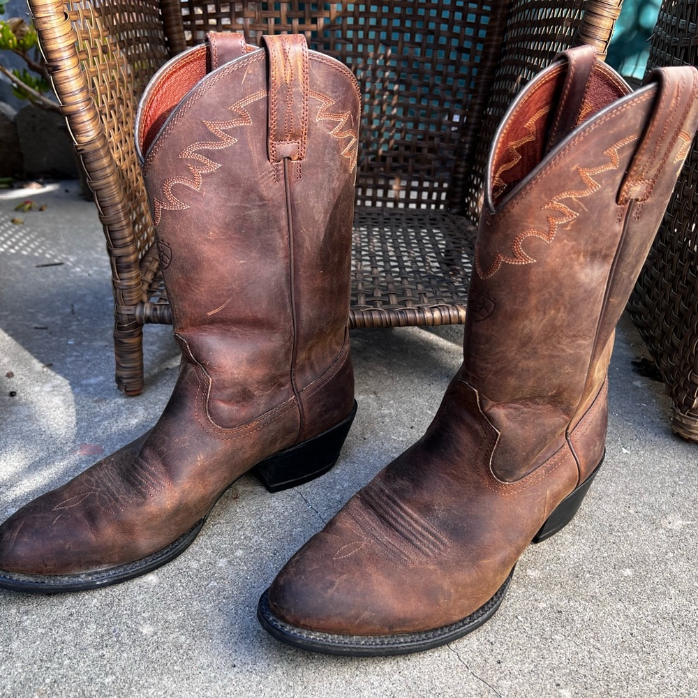 Ariat brown leather cowboy boots. 10.5D